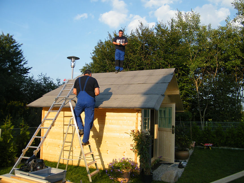 Denis Desiato baut ein Gartenhaus aus Holz mit neuem Bitumendach